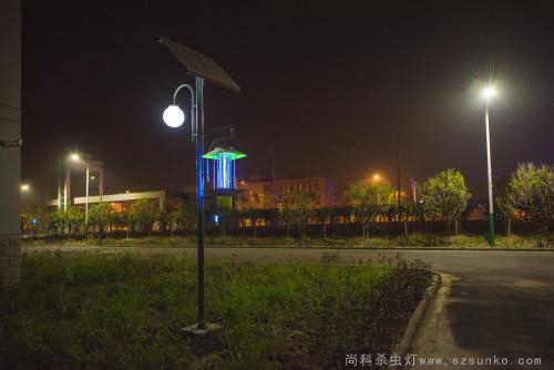 殺蟲(chóng)燈發(fā)光的圖片，太陽(yáng)能殺蟲(chóng)燈光源顏色